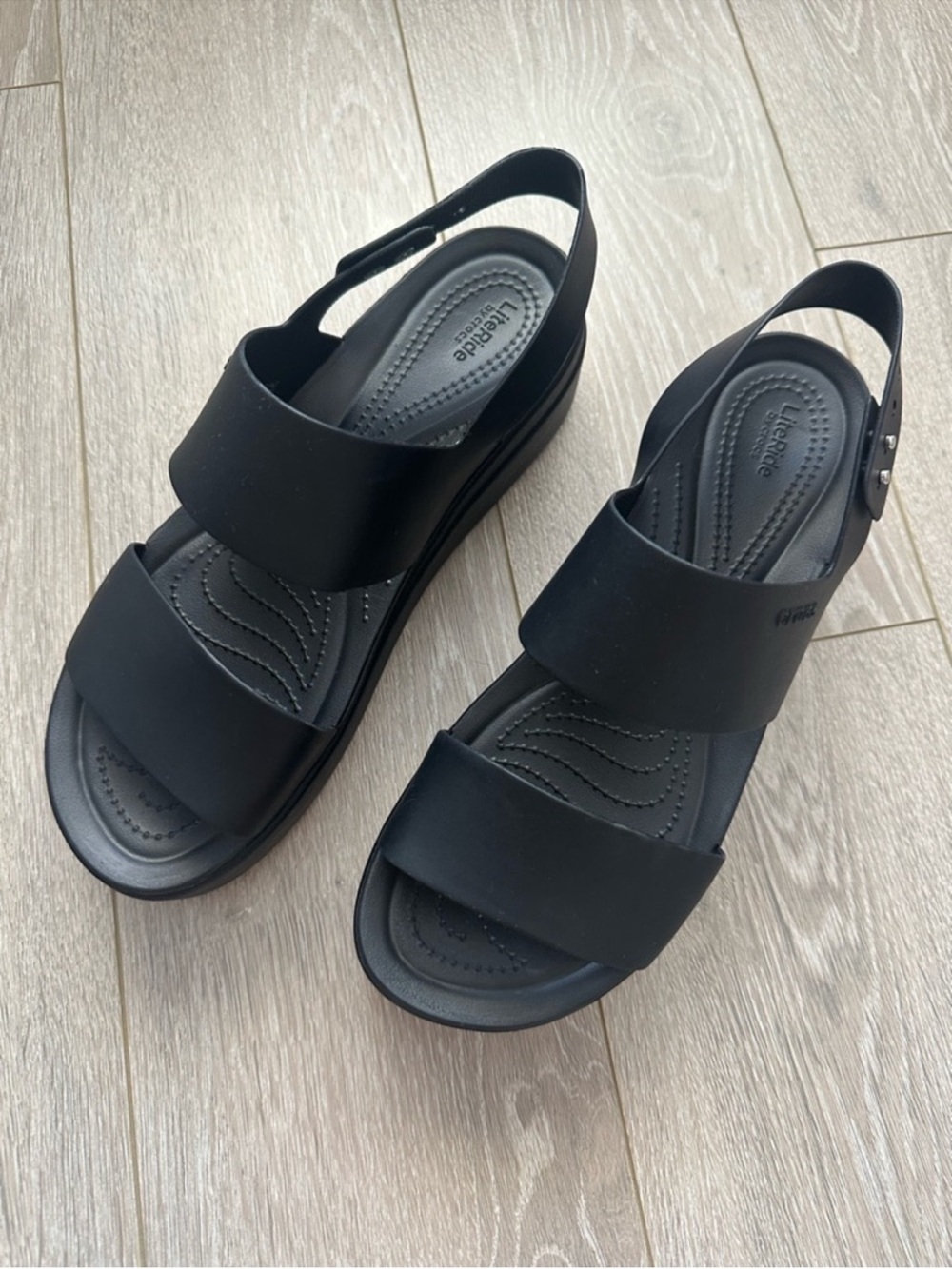 Crocs Shoes Women’s Brooklyn Low Wedge Sandal Slingback Wedge Black Sz 11 - Picture 2 of 9